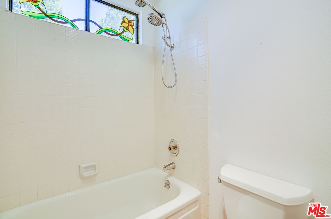 6268 Crebs Ave, Los Angeles CA  91335-6815 exterior