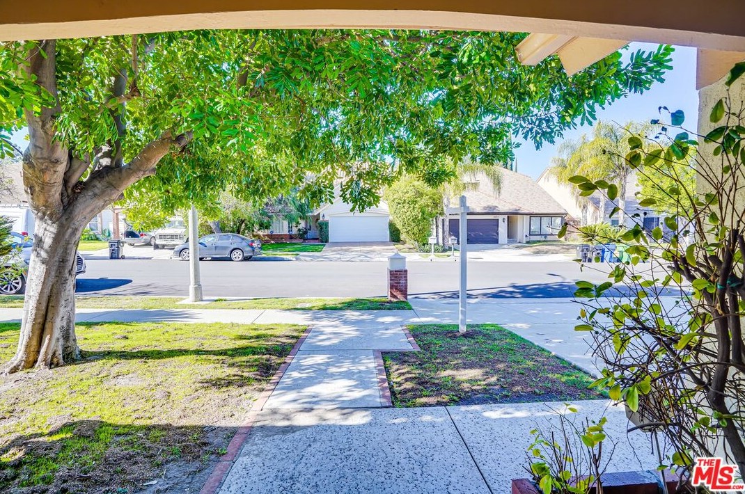 6268 Crebs Ave, Los Angeles CA  91335-6815 exterior