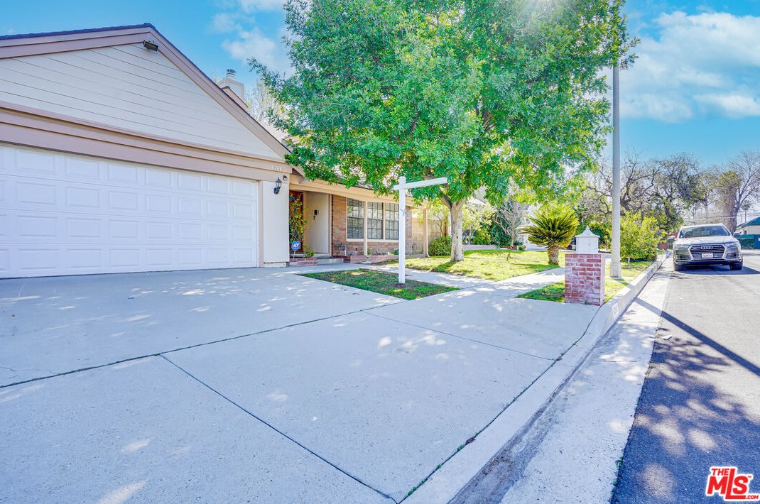 6268 Crebs Ave, Los Angeles CA  91335-6815 exterior