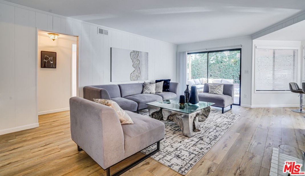 6268 Crebs Ave, Los Angeles CA  91335-6815 exterior