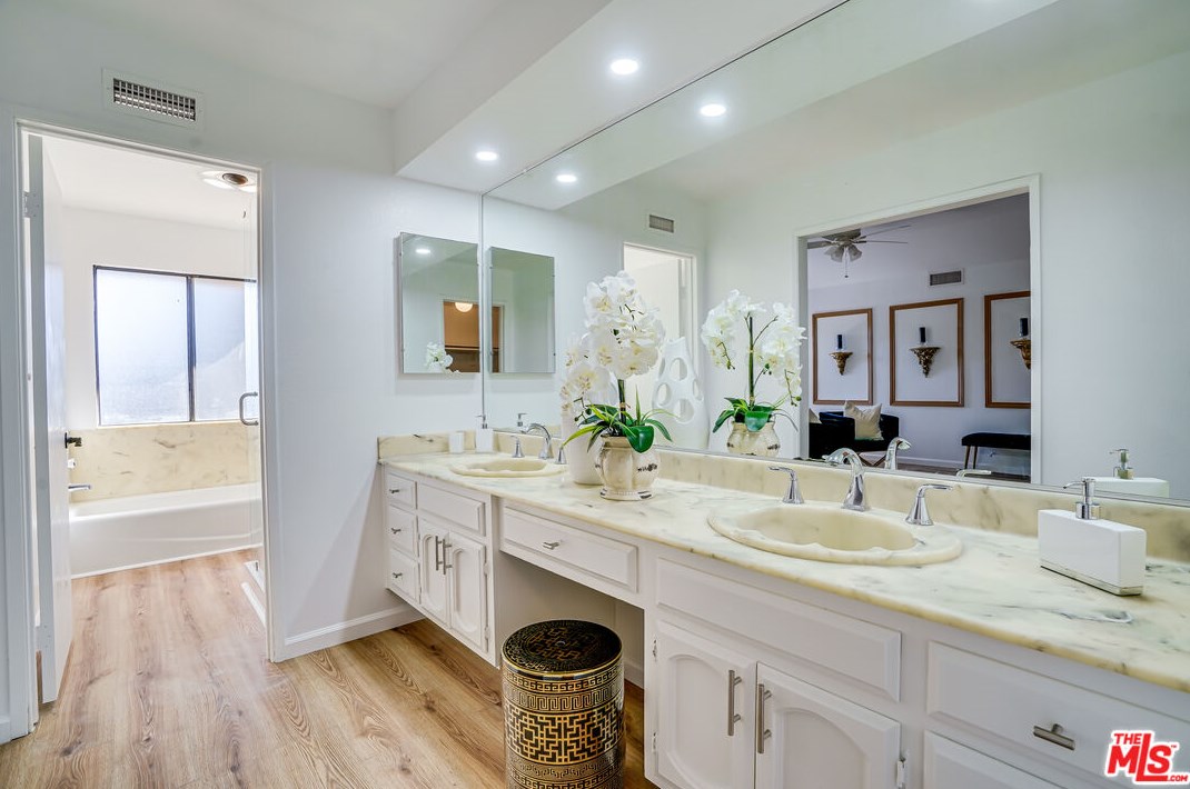 6268 Crebs Ave, Los Angeles CA  91335-6815 exterior