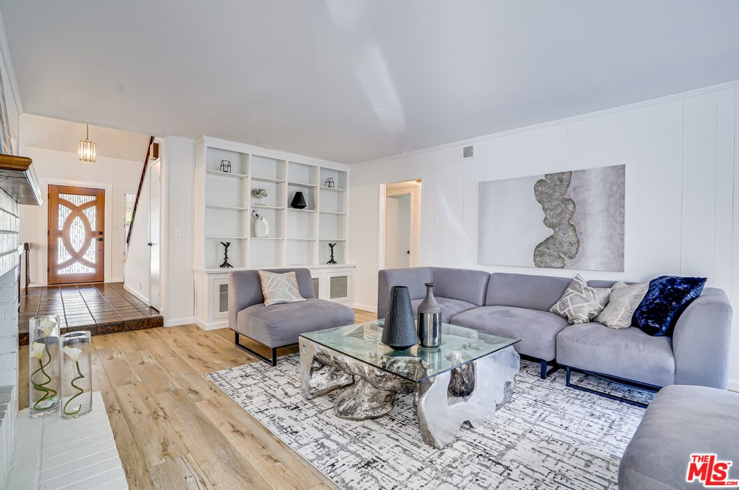 6268 Crebs Ave, Los Angeles CA  91335-6815 exterior