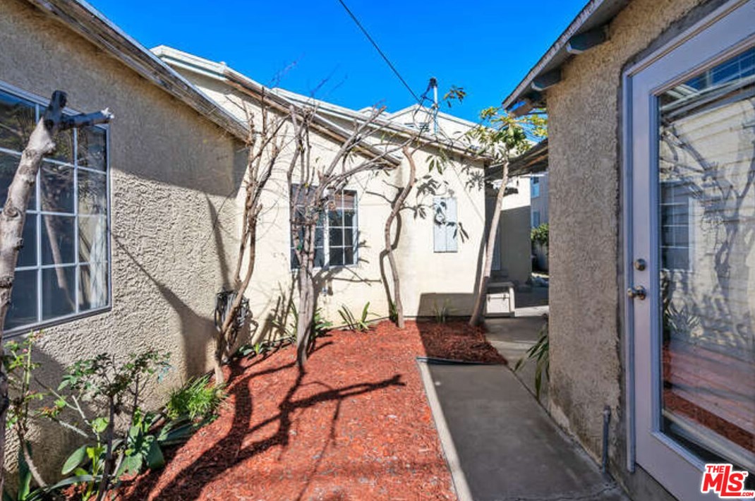 8810 Cadillac Ave, Los Angeles CA  90034-2002 exterior