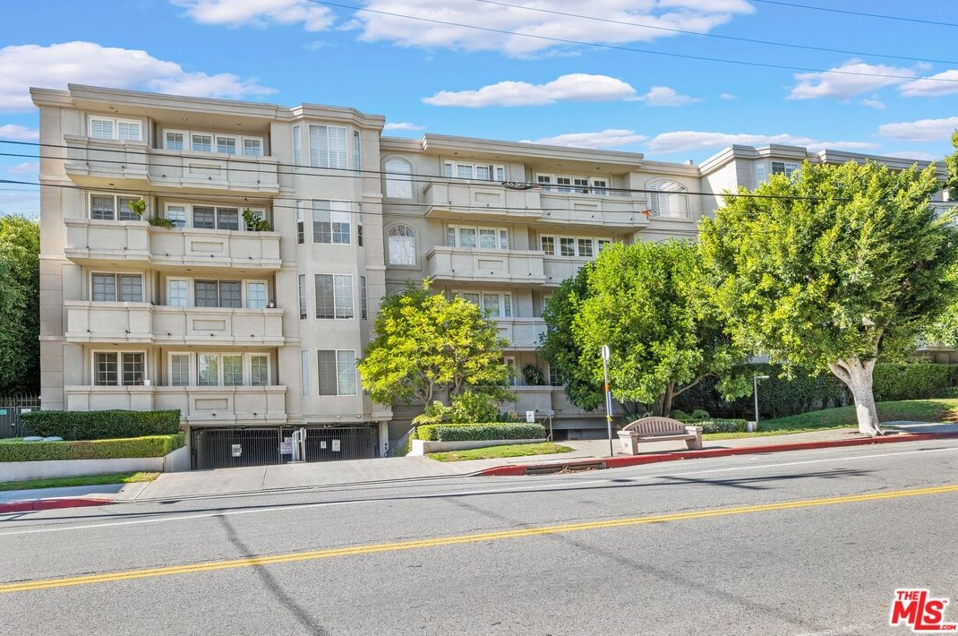 575 Barrington Ave, Los Angeles CA  90049-4313 exterior