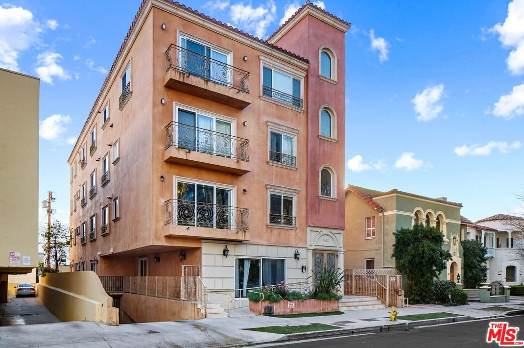 8420 Blackburn Ave, Los Angeles CA  90048-4195 exterior