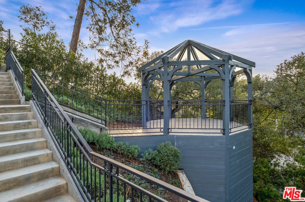 665 Walther Way, Los Angeles CA  90049-2314 exterior