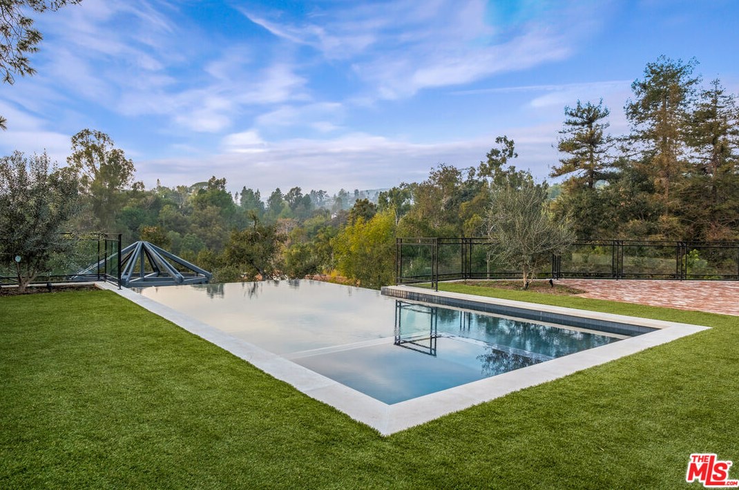 665 Walther Way, Los Angeles CA  90049-2314 exterior