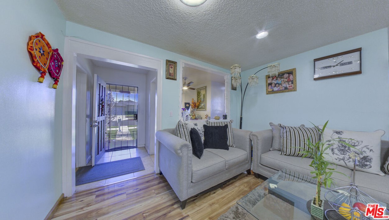 7354 Vanalden Ave, Los Angeles CA  91335-2562 exterior