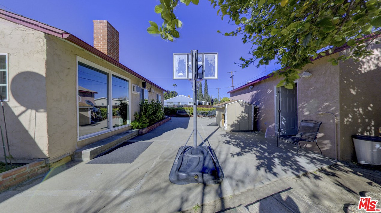 7354 Vanalden Ave, Los Angeles CA  91335-2562 exterior