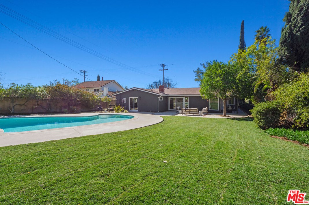12272 Woodley Ave, San Fernando CA  91344-2847 exterior