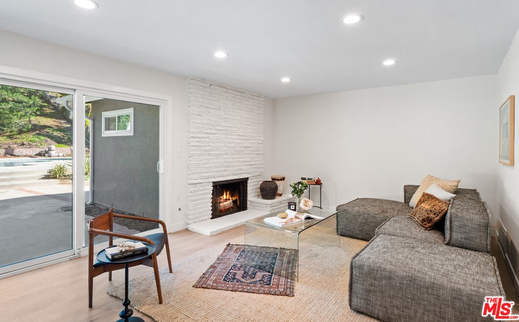 12272 Woodley Ave, San Fernando CA  91344-2847 exterior
