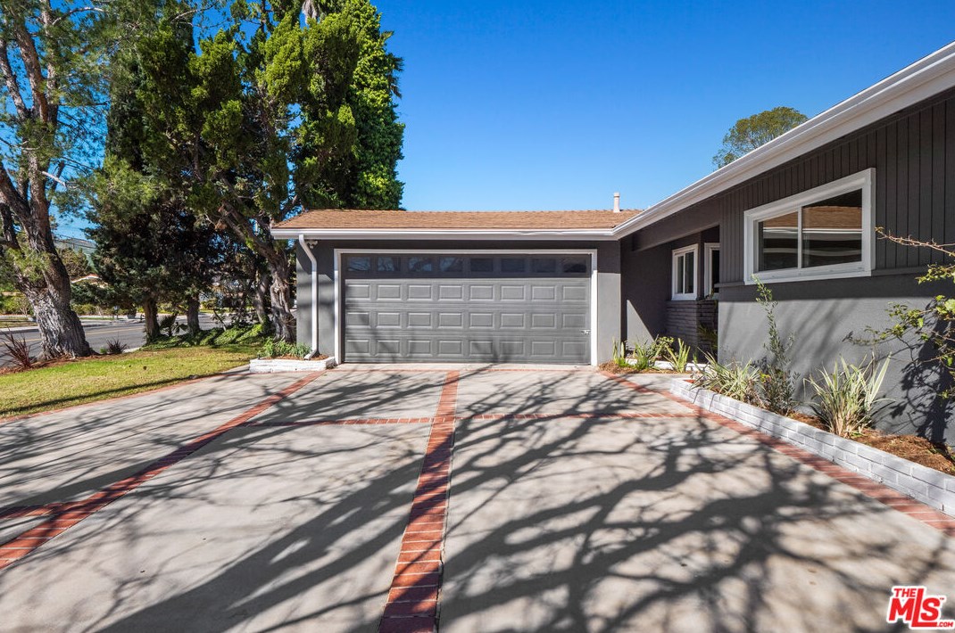 12272 Woodley Ave, San Fernando CA  91344-2847 exterior