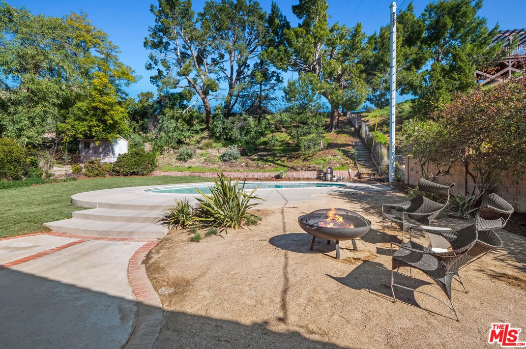 12272 Woodley Ave, San Fernando CA  91344-2847 exterior