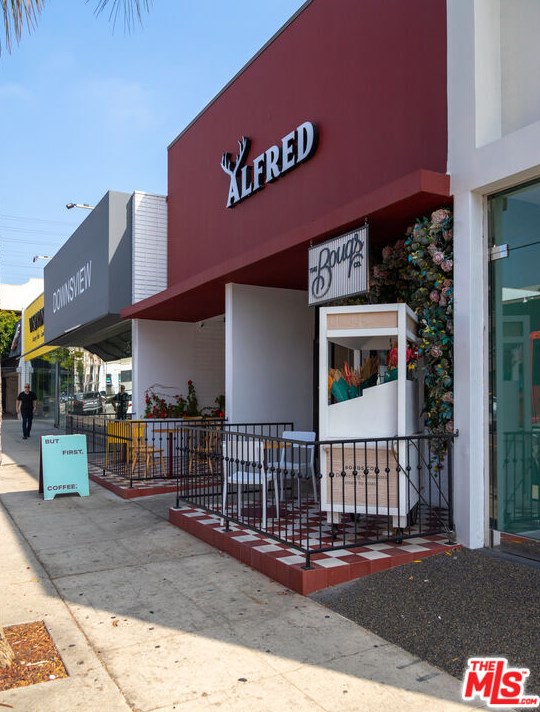 325 Arnaz Dr, Los Angeles CA  90048-3868 exterior