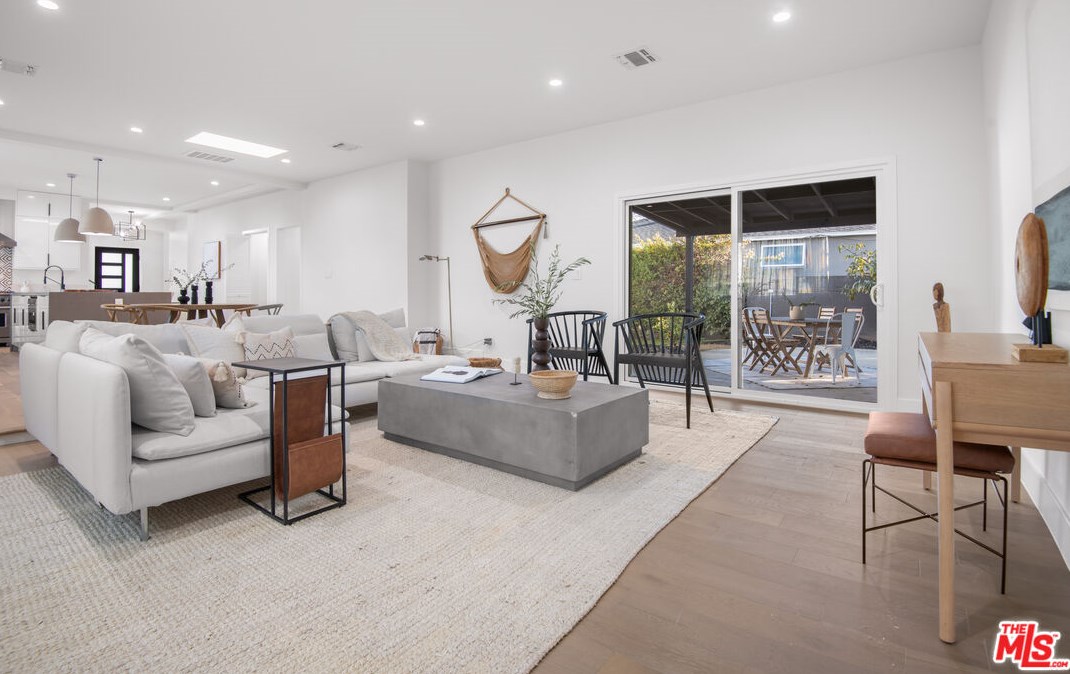 7901 Glider Ave, Los Angeles CA  90045-3049 exterior