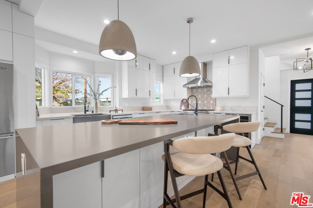 7901 Glider Ave, Los Angeles CA  90045-3049 exterior