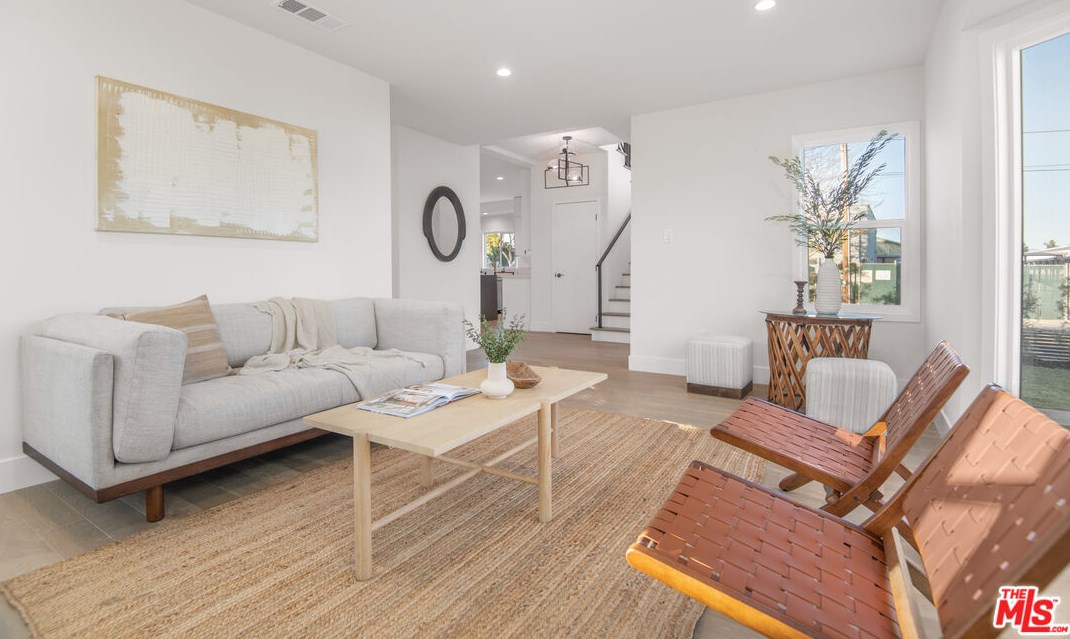 7901 Glider Ave, Los Angeles CA  90045-3049 exterior