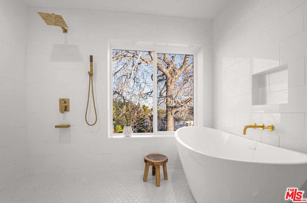 7901 Glider Ave, Los Angeles CA  90045-3049 exterior