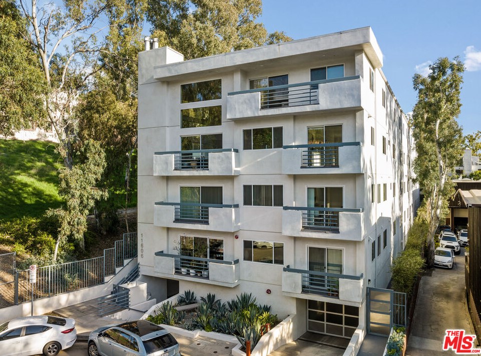 11606 Chenault St, Los Angeles CA  90049-2536 exterior