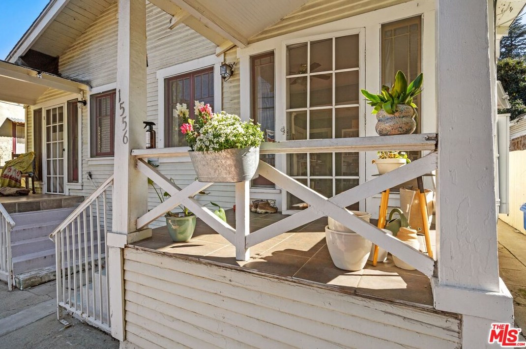 1556 Morton Ave, Los Angeles CA  90026-2676 exterior