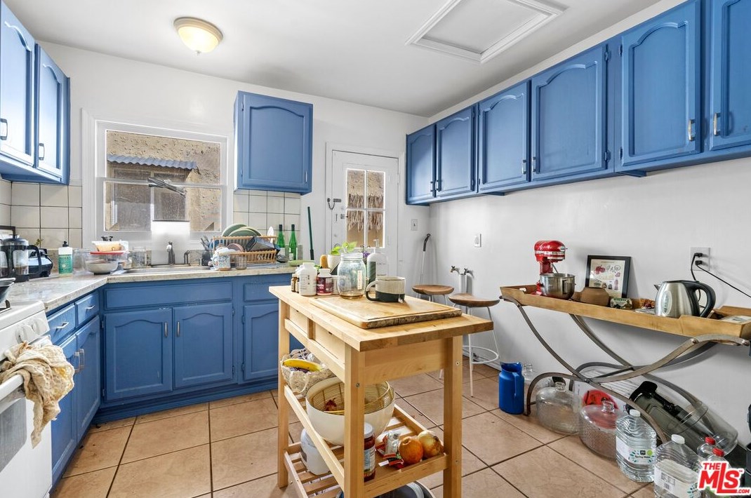 1556 Morton Ave, Los Angeles CA  90026-2676 exterior