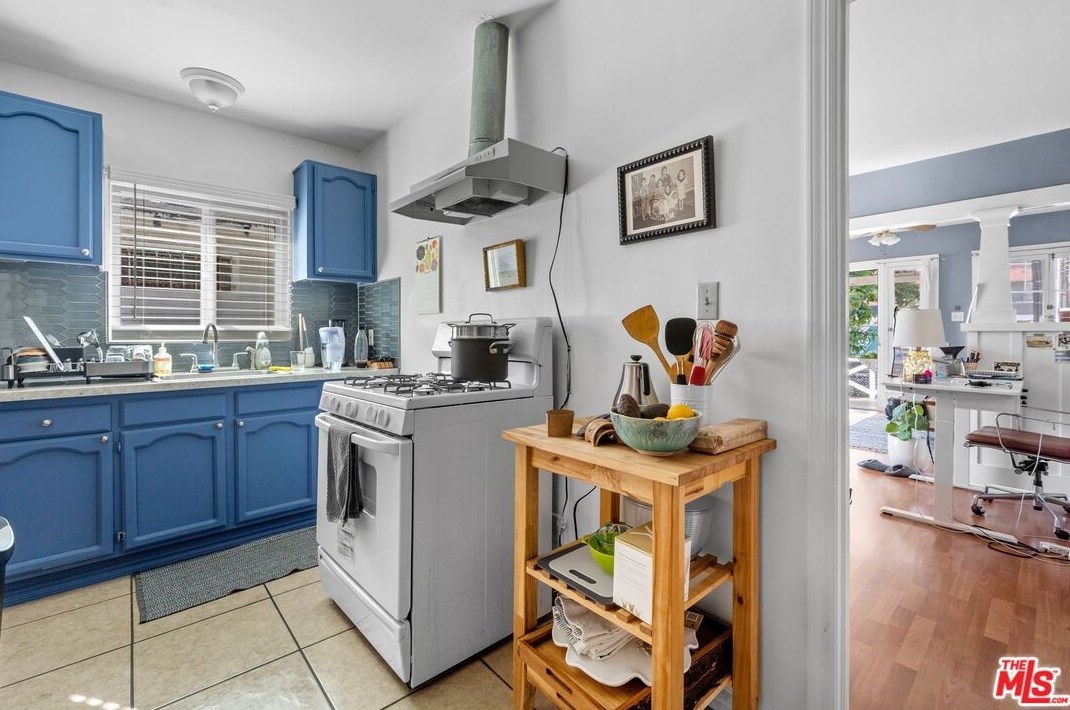 1556 Morton Ave, Los Angeles CA  90026-2676 exterior