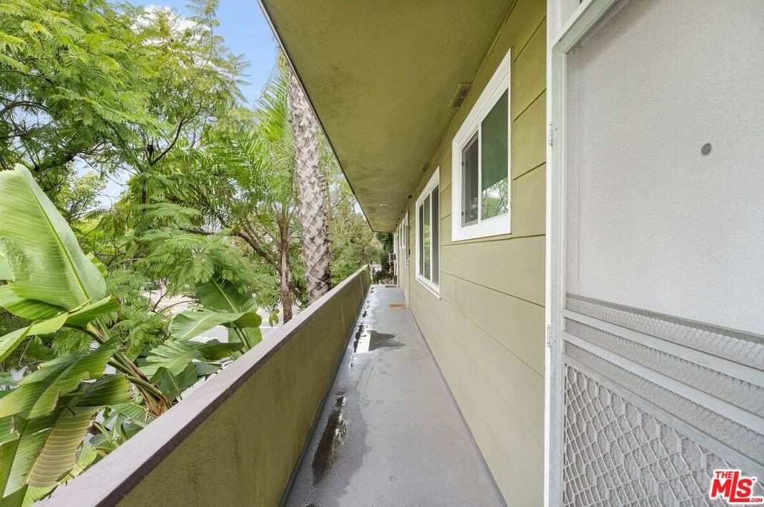 1864 Talmadge St, Los Angeles CA  90027-4542 exterior