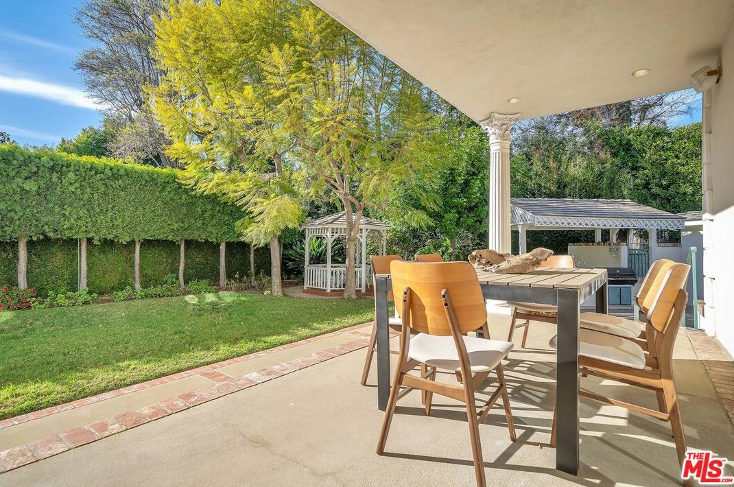 111 Thurston Ave, Los Angeles CA  90049-2434 exterior