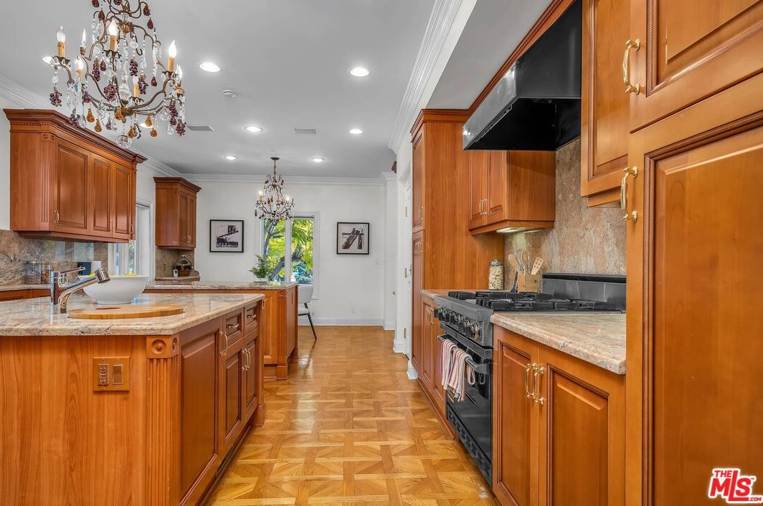 111 Thurston Ave, Los Angeles CA  90049-2434 exterior