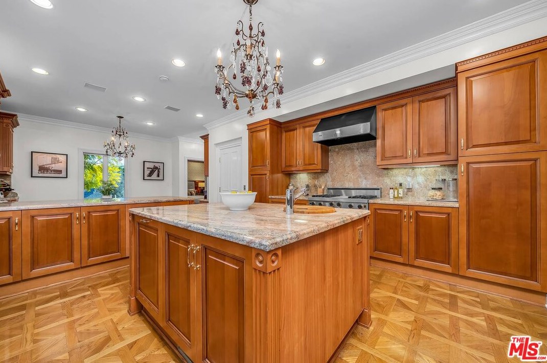 111 Thurston Ave, Los Angeles CA  90049-2434 exterior