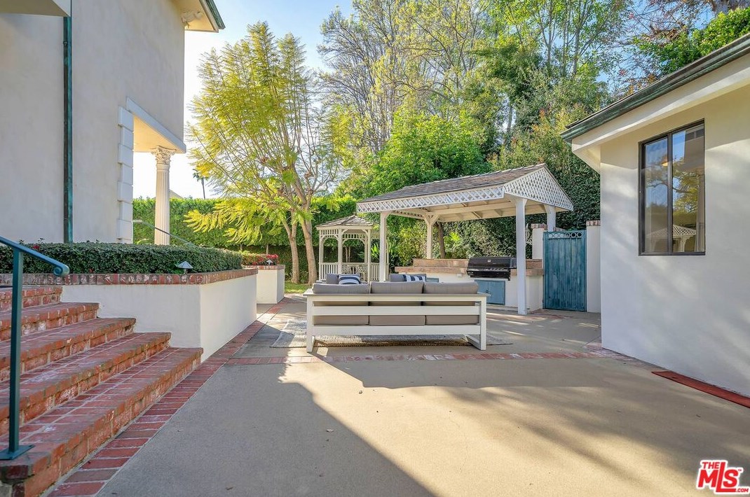 111 Thurston Ave, Los Angeles CA  90049-2434 exterior