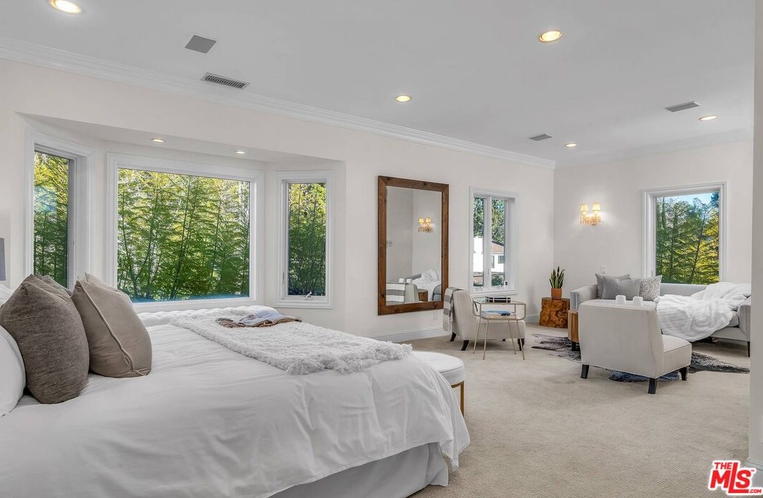 111 Thurston Ave, Los Angeles CA  90049-2434 exterior