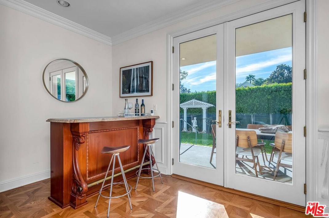 111 Thurston Ave, Los Angeles CA  90049-2434 exterior