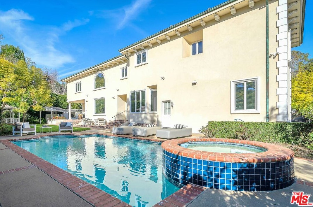 111 Thurston Ave, Los Angeles CA  90049-2434 exterior