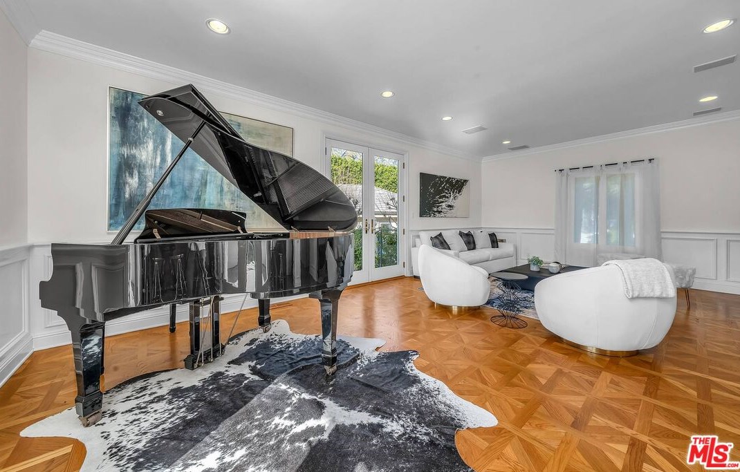 111 Thurston Ave, Los Angeles CA  90049-2434 exterior