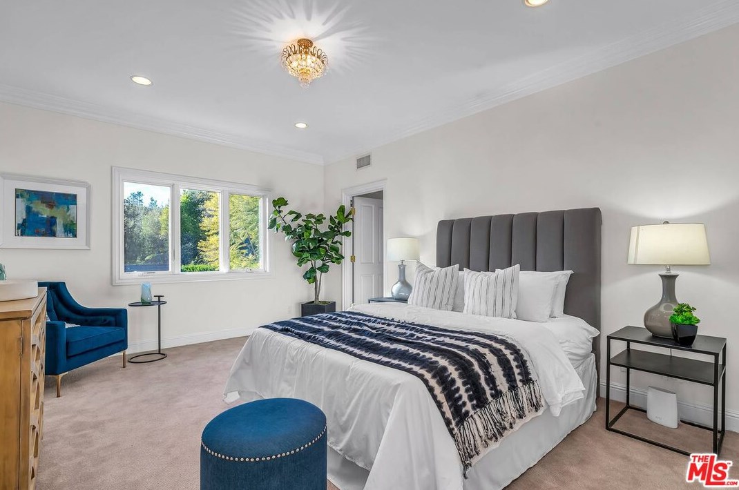 111 Thurston Ave, Los Angeles CA  90049-2434 exterior