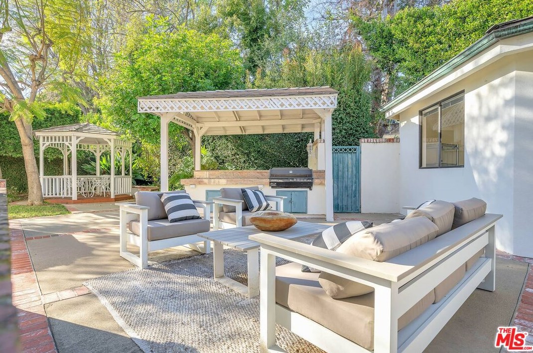 111 Thurston Ave, Los Angeles CA  90049-2434 exterior