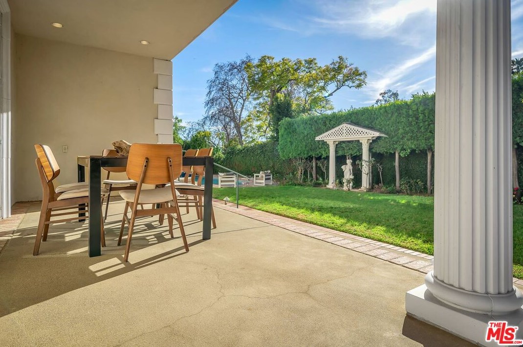 111 Thurston Ave, Los Angeles CA  90049-2434 exterior