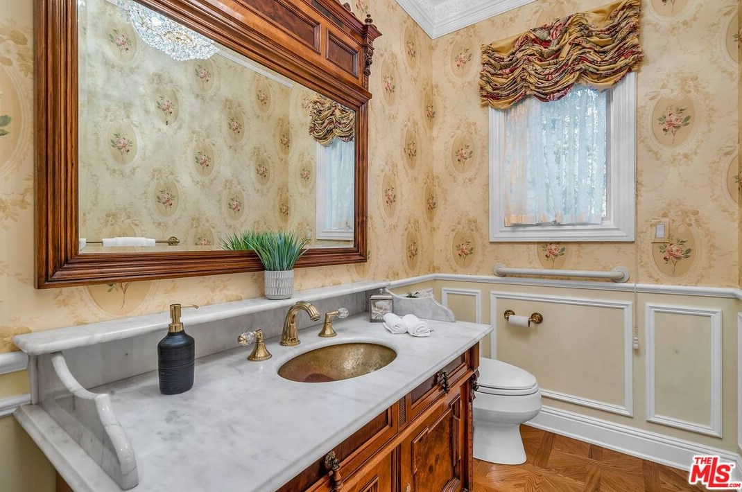 111 Thurston Ave, Los Angeles CA  90049-2434 exterior