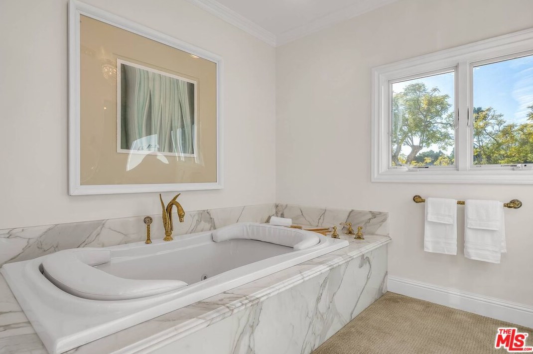 111 Thurston Ave, Los Angeles CA  90049-2434 exterior