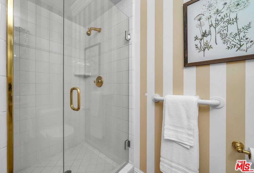 111 Thurston Ave, Los Angeles CA  90049-2434 exterior