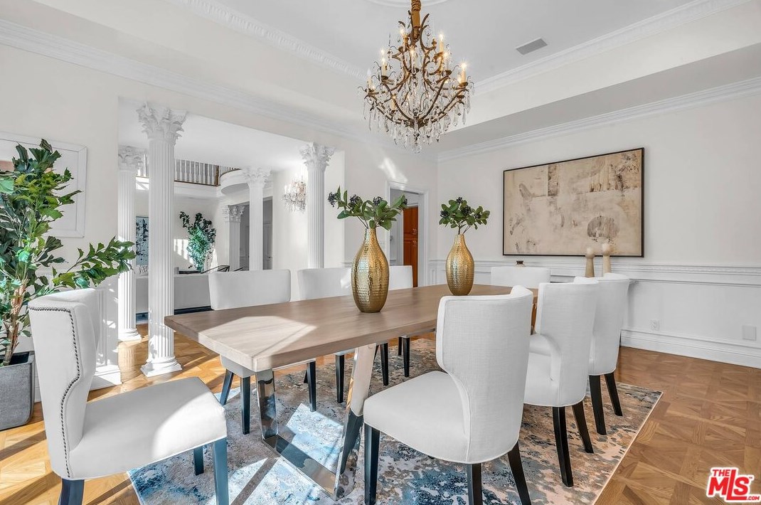 111 Thurston Ave, Los Angeles CA  90049-2434 exterior