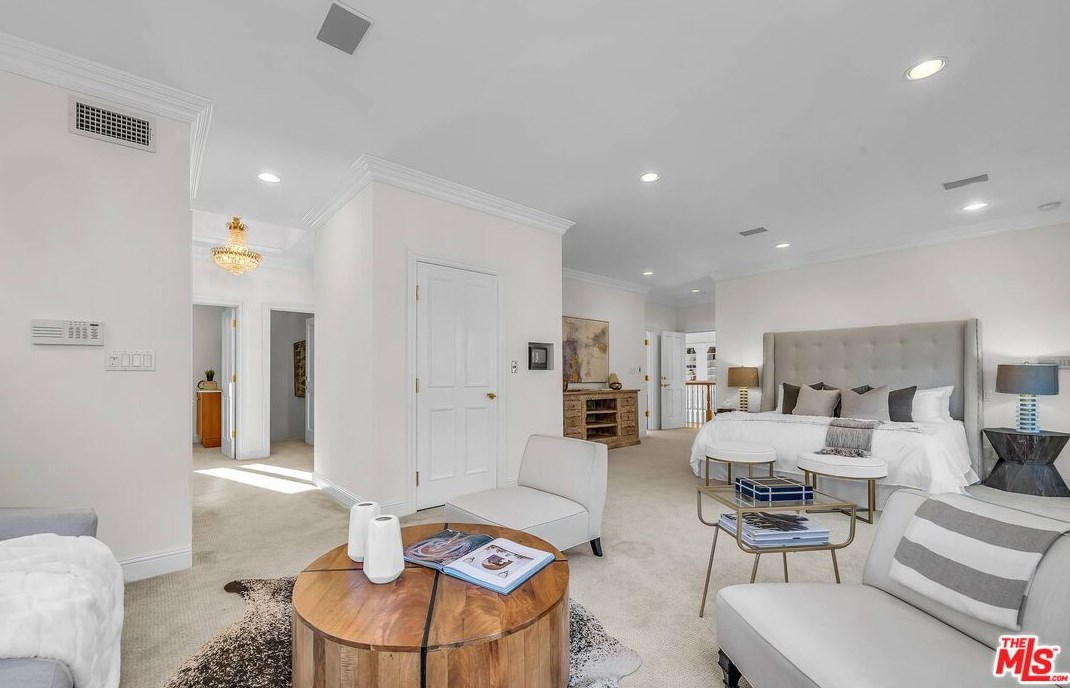 111 Thurston Ave, Los Angeles CA  90049-2434 exterior