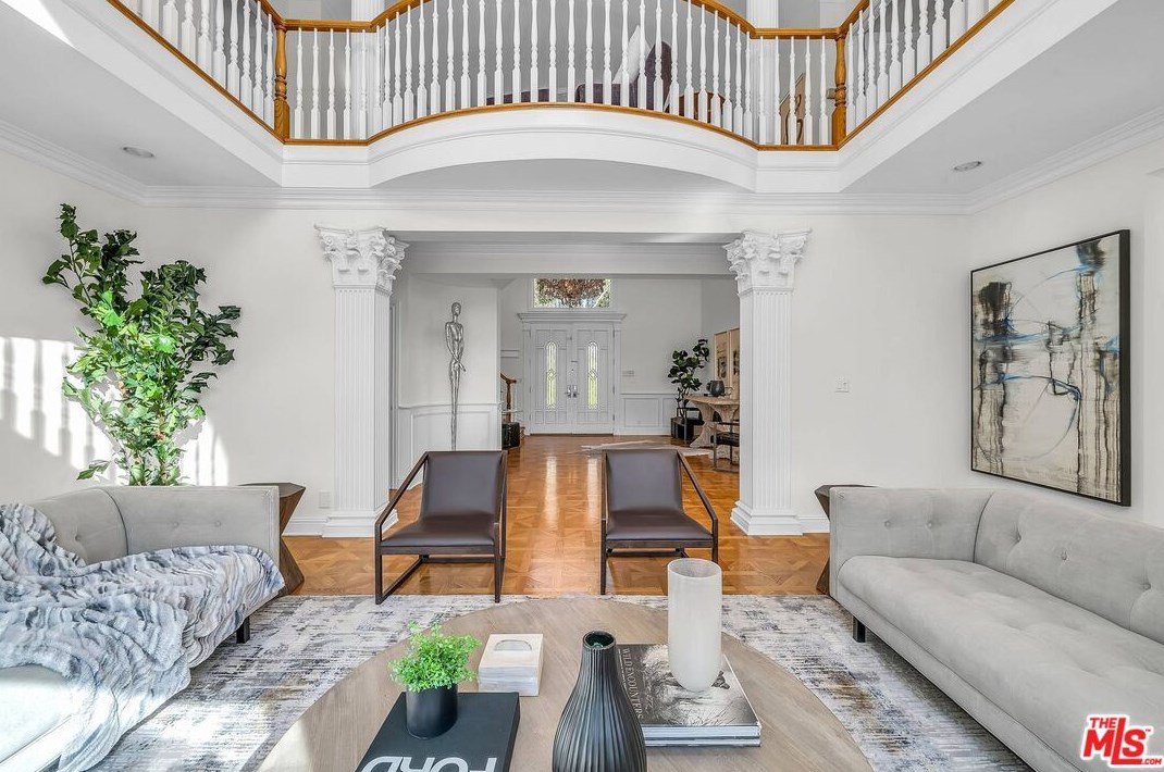 111 Thurston Ave, Los Angeles CA  90049-2434 exterior