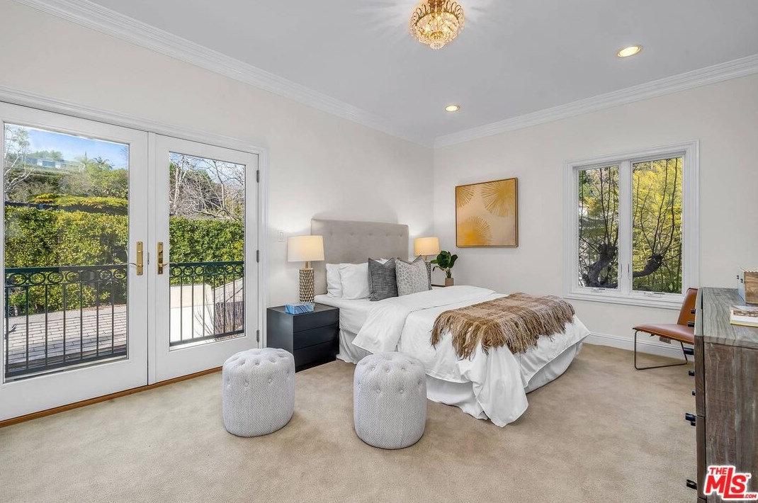 111 Thurston Ave, Los Angeles CA  90049-2434 exterior