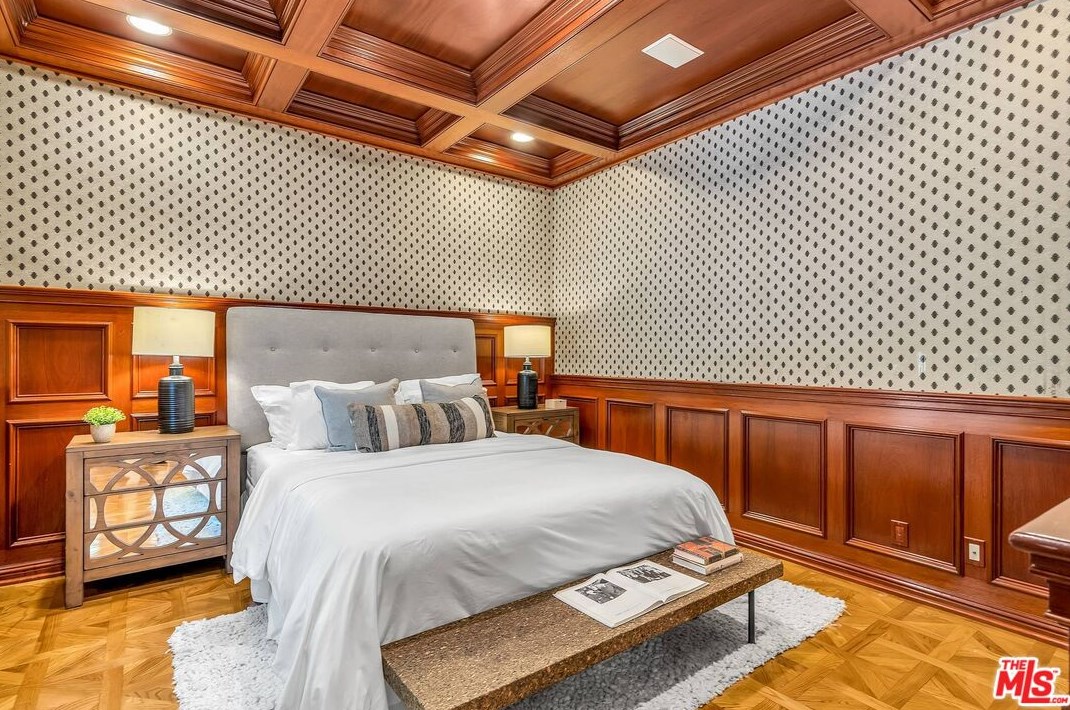 111 Thurston Ave, Los Angeles CA  90049-2434 exterior