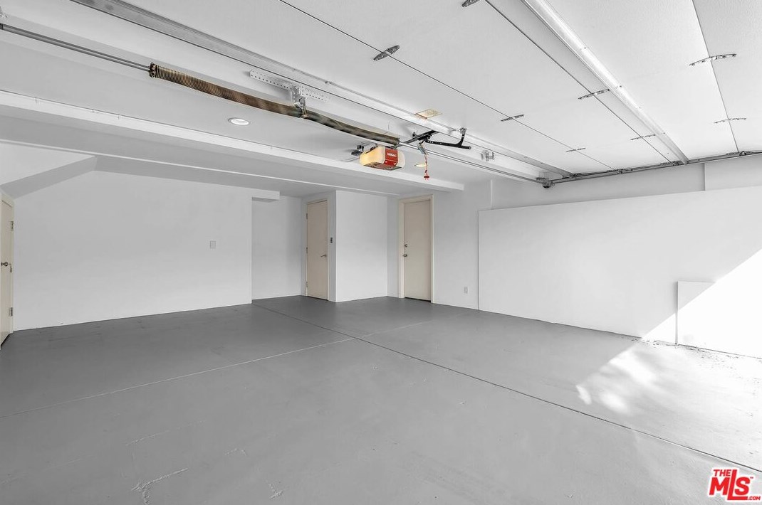 111 Thurston Ave, Los Angeles CA  90049-2434 exterior