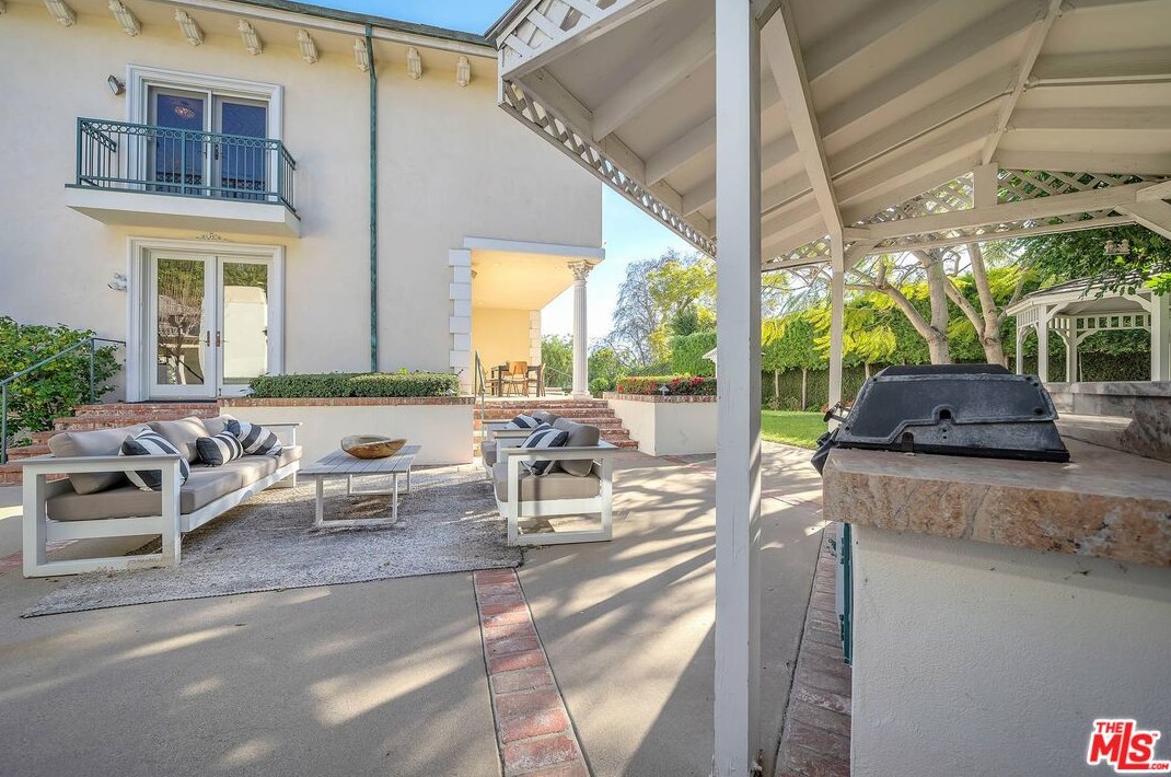 111 Thurston Ave, Los Angeles CA  90049-2434 exterior