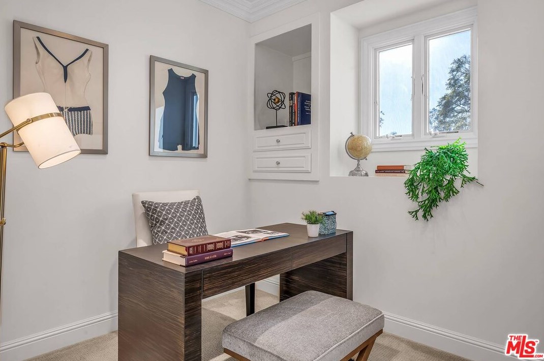 111 Thurston Ave, Los Angeles CA  90049-2434 exterior