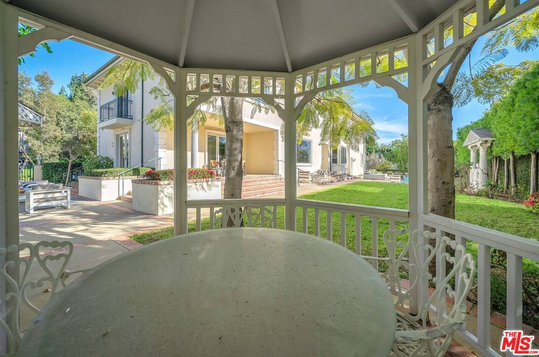 111 Thurston Ave, Los Angeles CA  90049-2434 exterior